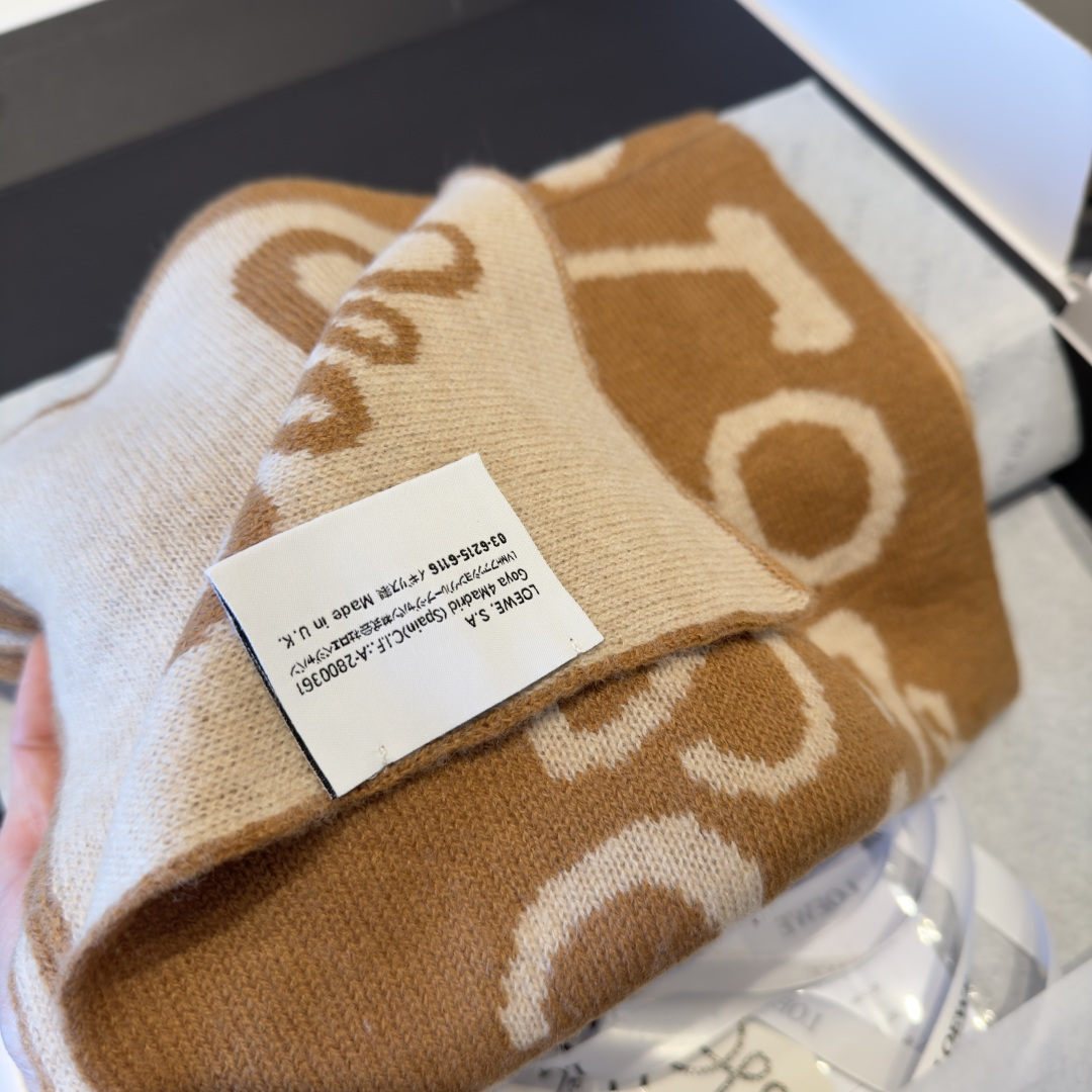 Loewe ＬＯＥＷＥ罗意威 秋冬新品 新款字母印花针织款 logo提花 实物好 ，可遇不可求的单品 学院风气质