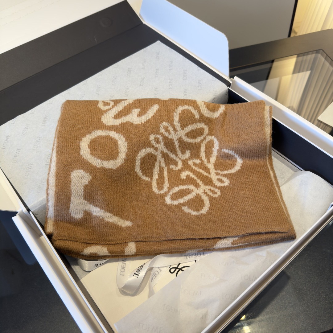 Loewe ＬＯＥＷＥ罗意威 秋冬新品 新款字母印花针织款 logo提花 实物好 ，可遇不可求的单品 学院风气质