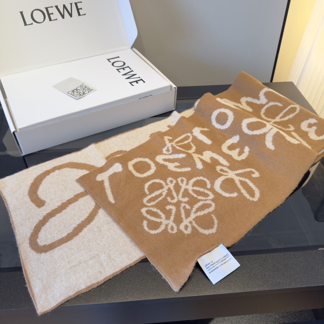Loewe ＬＯＥＷＥ罗意威 秋冬新品 新款字母印花针织款 logo提花 实物好 ，可遇不可求的单品 学院风气质