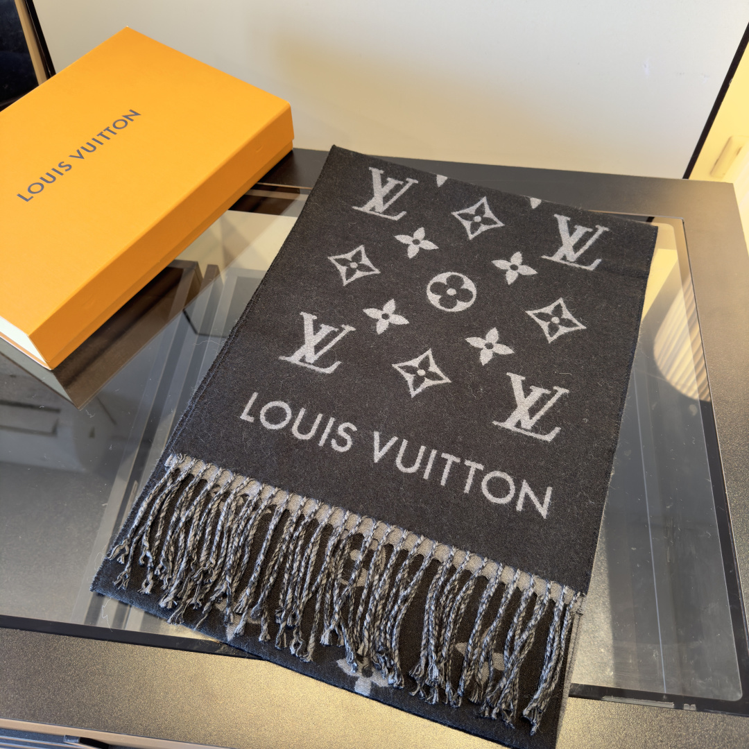 Louis Vuitton Louis Vuitton 围巾 为你解锁冬日奢美密码 黑色主调 高级感拉满 搭配品牌标志性的 LV 字母与花卉图案