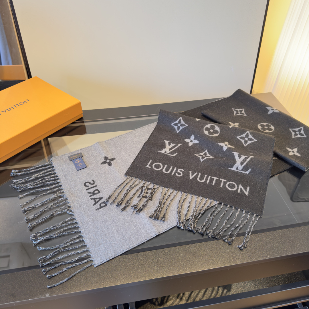 Louis Vuitton Louis Vuitton 围巾 为你解锁冬日奢美密码 黑色主调 高级感拉满 搭配品牌标志性的 LV 字母与花卉图案