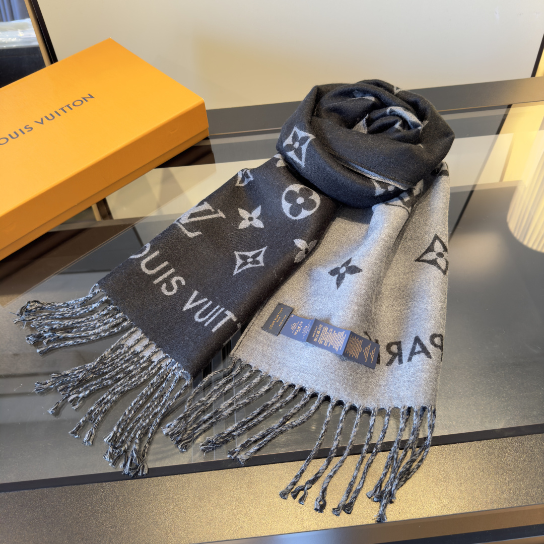 Louis Vuitton Louis Vuitton 围巾 为你解锁冬日奢美密码 黑色主调 高级感拉满 搭配品牌标志性的 LV 字母与花卉图案