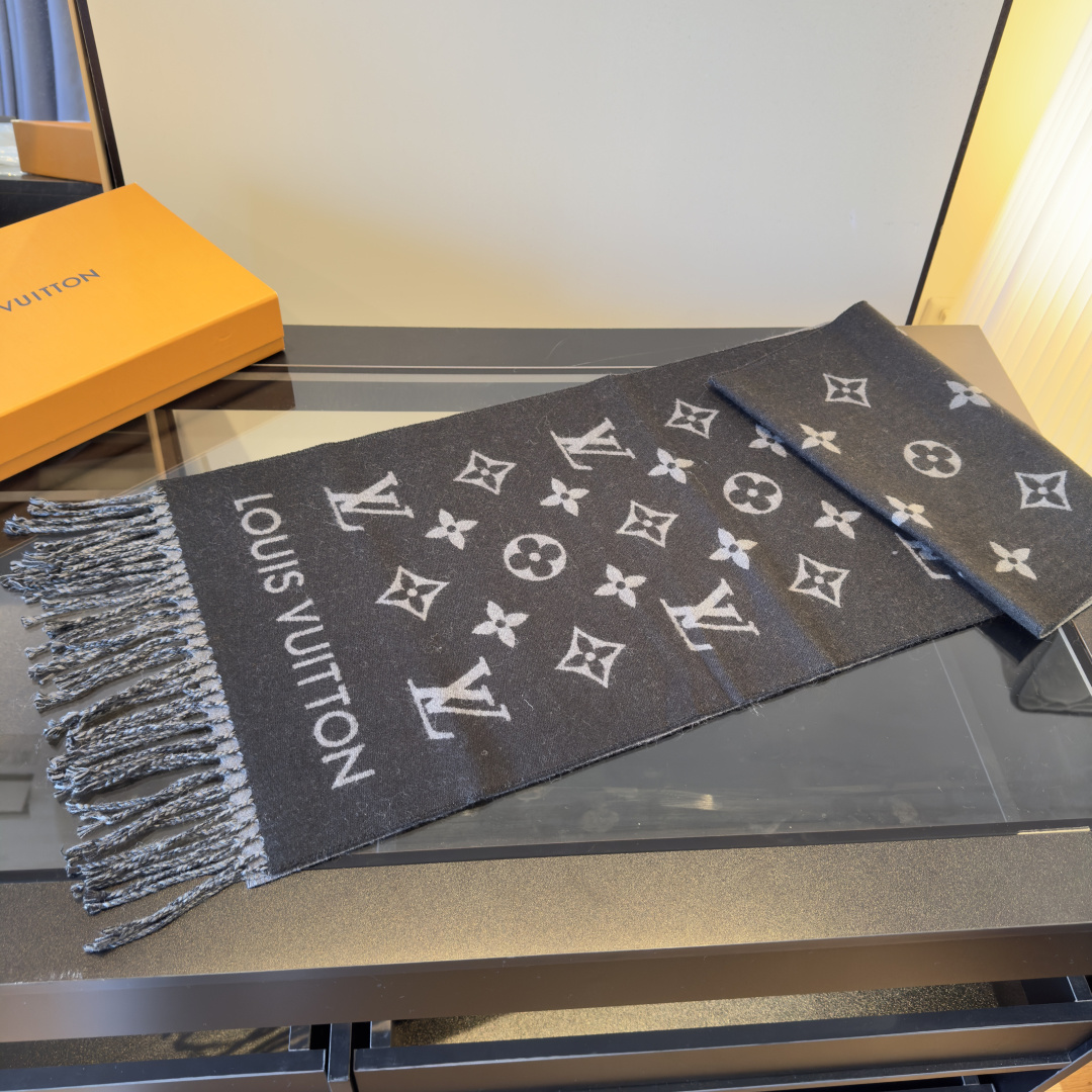 Louis Vuitton Louis Vuitton 围巾 为你解锁冬日奢美密码 黑色主调 高级感拉满 搭配品牌标志性的 LV 字母与花卉图案