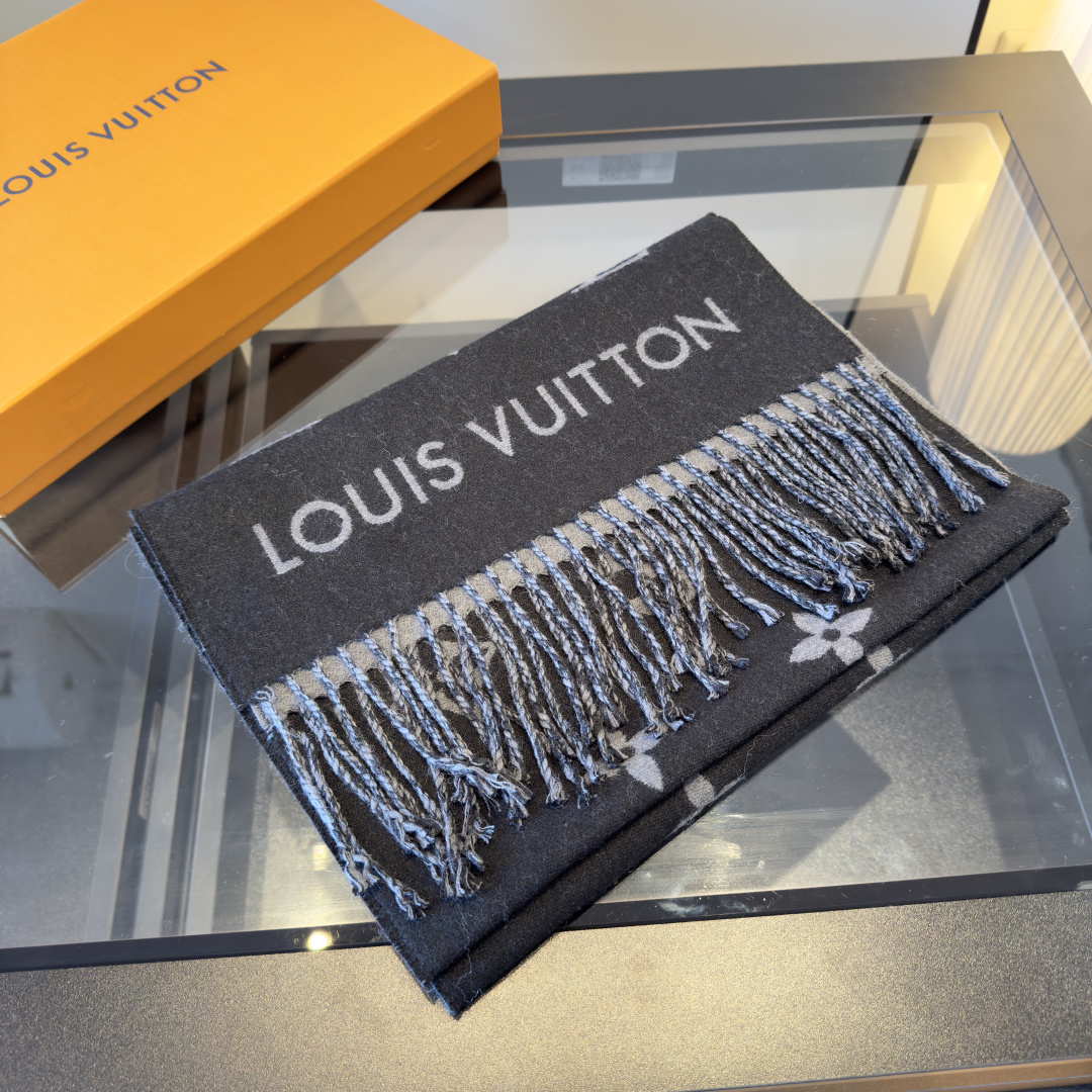 Louis Vuitton Louis Vuitton 围巾 为你解锁冬日奢美密码 黑色主调 高级感拉满 搭配品牌标志性的 LV 字母与花卉图案