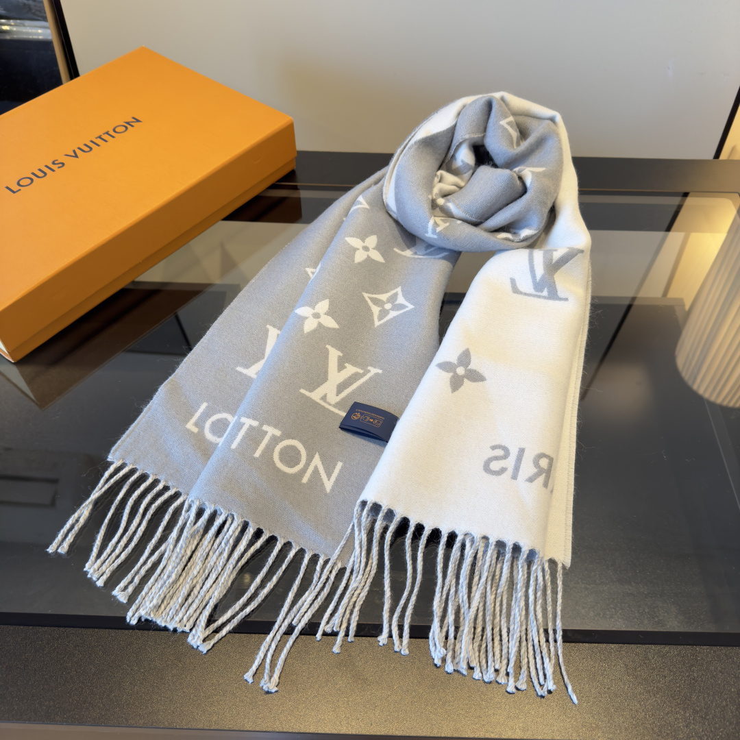 Louis Vuitton Louis Vuitton 围巾 为你解锁冬日奢美密码 黑色主调 高级感拉满 搭配品牌标志性的 LV 字母与花卉图案
