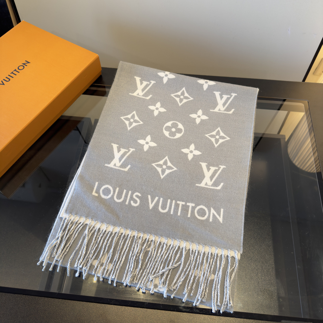 Louis Vuitton Louis Vuitton 围巾 为你解锁冬日奢美密码 黑色主调 高级感拉满 搭配品牌标志性的 LV 字母与花卉图案