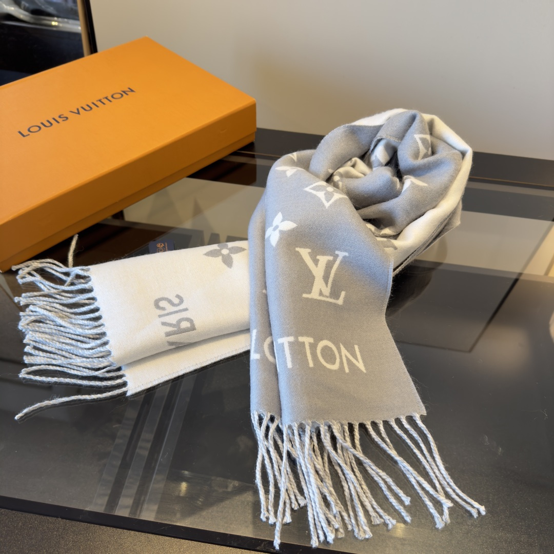 Louis Vuitton Louis Vuitton 围巾 为你解锁冬日奢美密码 黑色主调 高级感拉满 搭配品牌标志性的 LV 字母与花卉图案