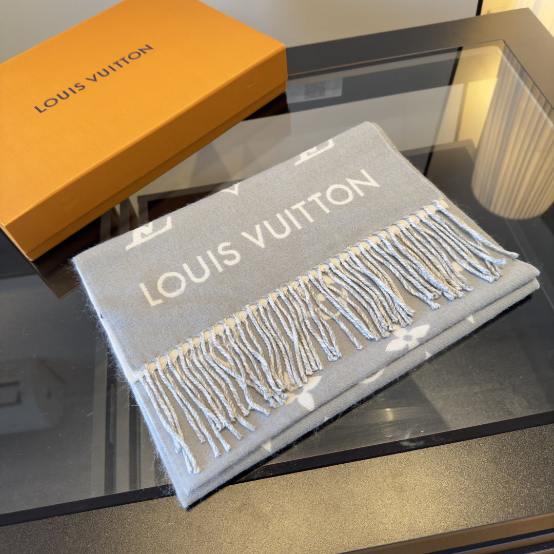 Louis Vuitton Louis Vuitton 围巾 为你解锁冬日奢美密码 黑色主调 高级感拉满 搭配品牌标志性的 LV 字母与花卉图案