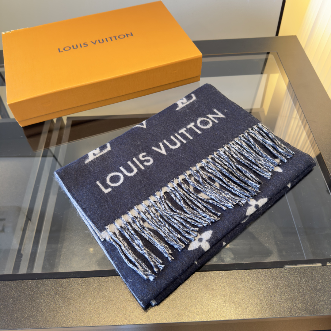 Louis Vuitton Louis Vuitton 围巾 为你解锁冬日奢美密码 黑色主调 高级感拉满 搭配品牌标志性的 LV 字母与花卉图案