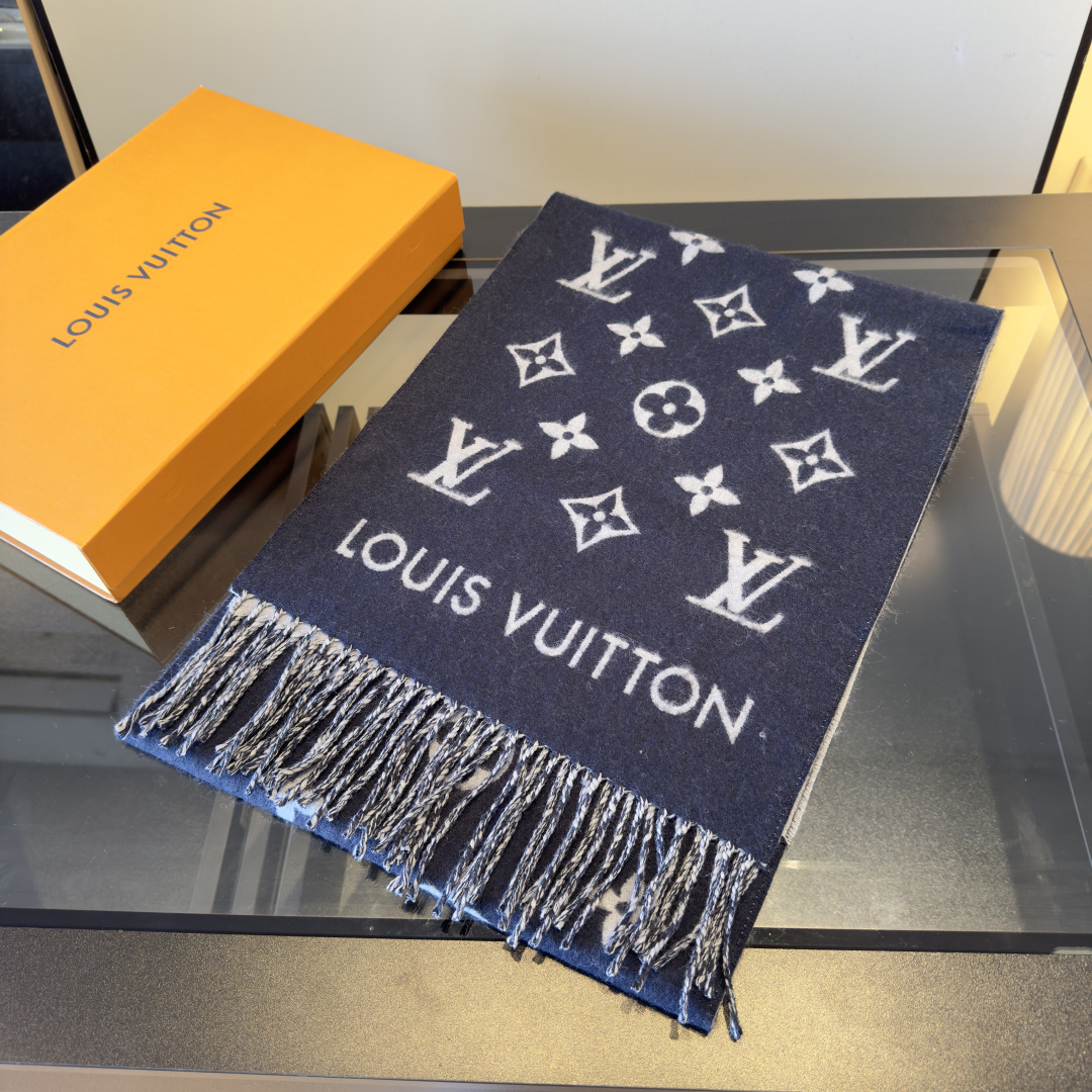 Louis Vuitton Louis Vuitton 围巾 为你解锁冬日奢美密码 黑色主调 高级感拉满 搭配品牌标志性的 LV 字母与花卉图案