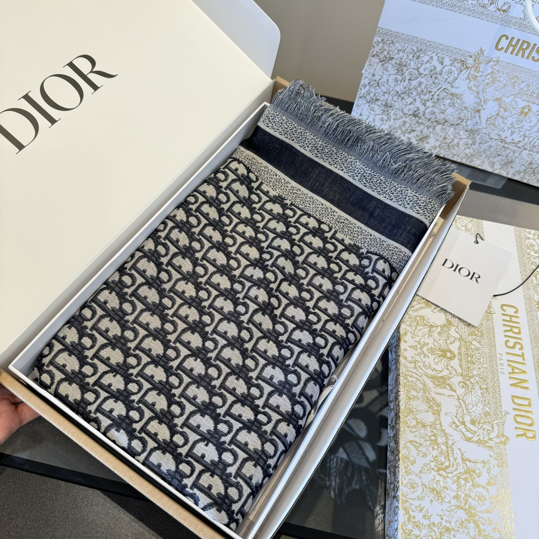 Dior Dior迪奥方巾高段位 是的女人 旧花新演绎 实物有被惊艳到 今年秋冬新出的Cge提花披肩