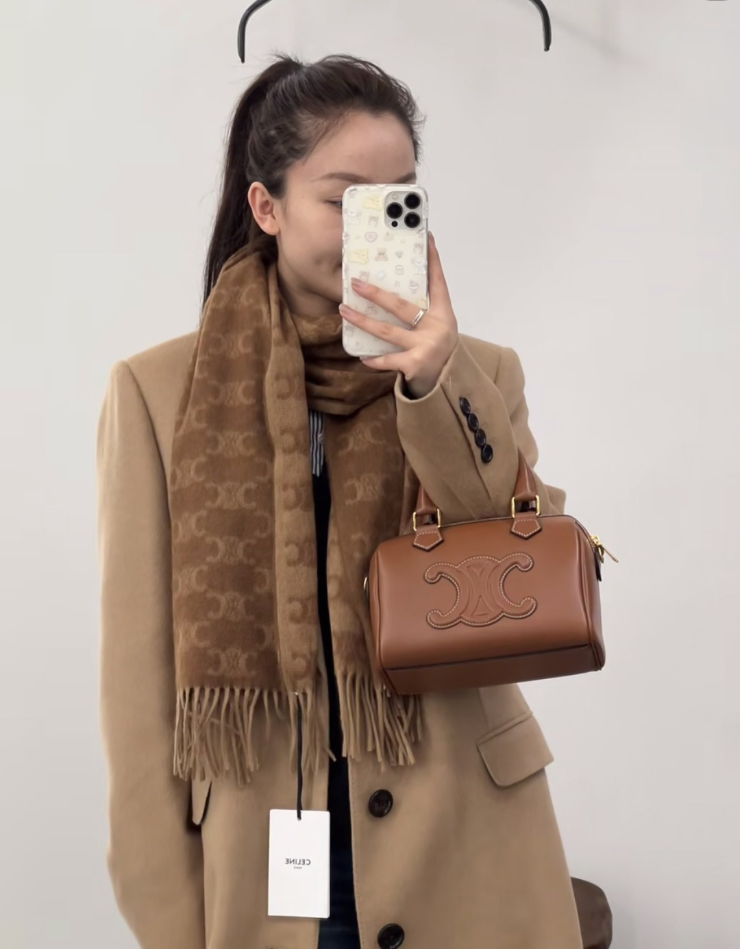 💰150¥
2015年CELINE凯旋门散林老花羊绒终于出货了……很多宝宝要的上身图来啦!羊绒的质地戴起来软乎乎超舒服!双面明暗对比色,围起来不会那么单调.冬秋季必入款材料超级亲肤柔软,超级无敌百搭又显白,的绝配仙女们🉑️冲!!浅栗色和巧克力二色可选;尺寸36x190:材料100 %羊绒。