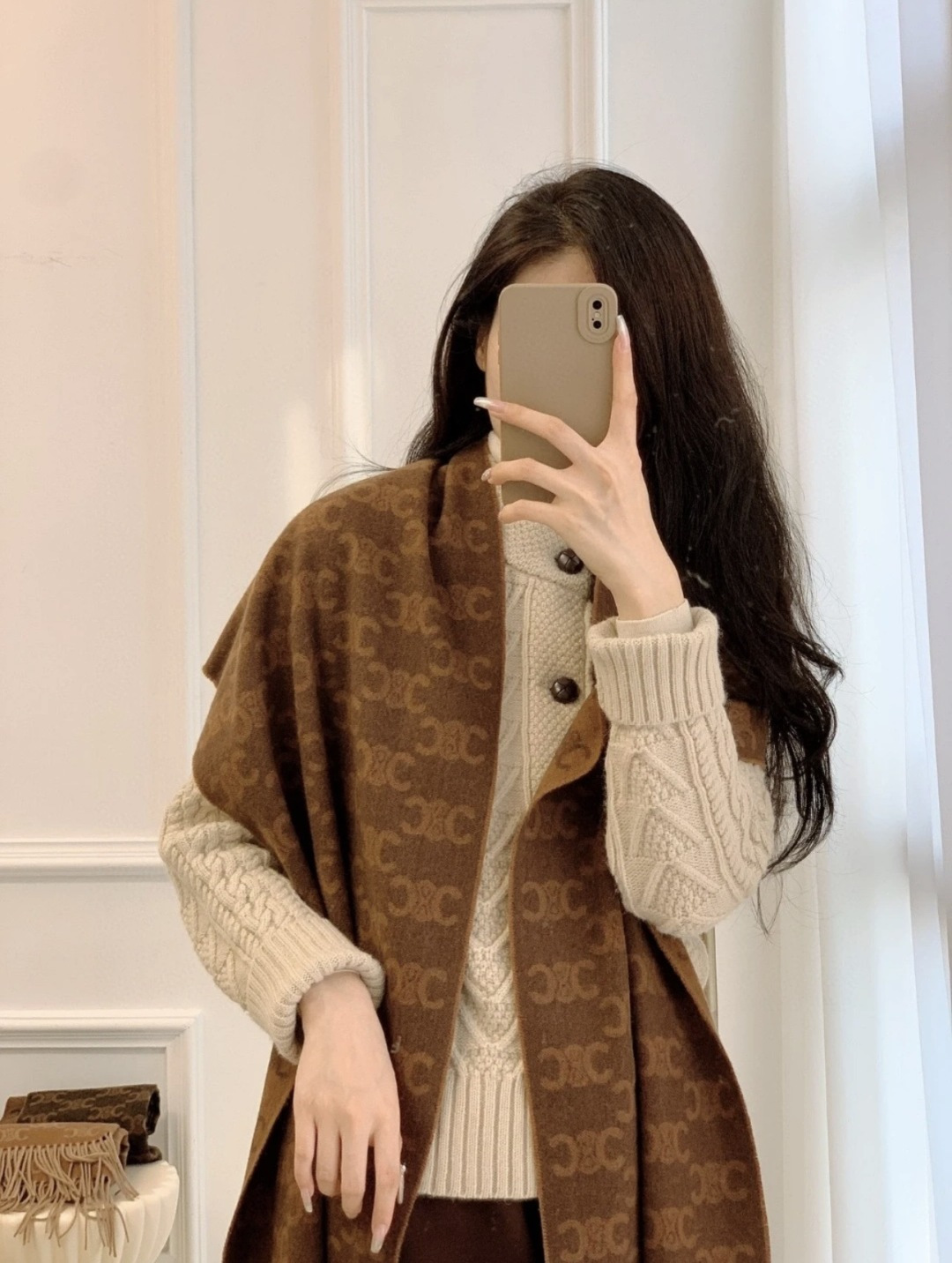 Celine 2015年CELINE凯旋门散林老花羊绒终于 了……很多宝宝要的 来啦 羊绒的质地戴起来软乎乎超舒服 双面明暗对比色