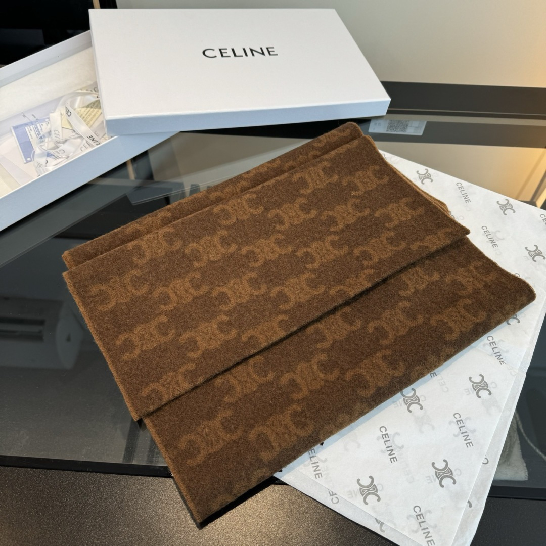 Celine 2015年CELINE凯旋门散林老花羊绒终于 了……很多宝宝要的 来啦 羊绒的质地戴起来软乎乎超舒服 双面明暗对比色
