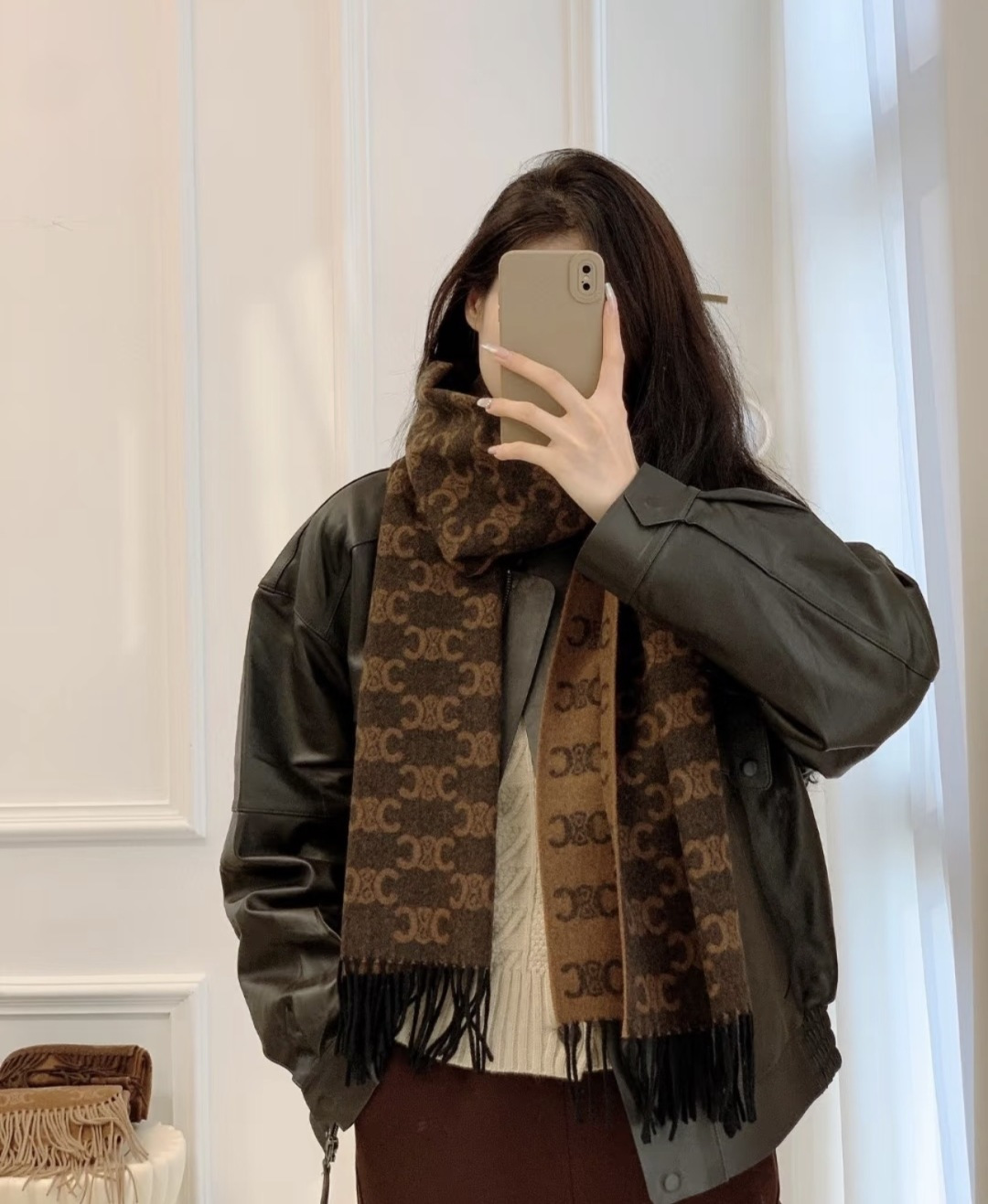 💰150¥
2015年CELINE凯旋门散林老花羊绒终于出货了……很多宝宝要的上身图来啦!羊绒的质地戴起来软乎乎超舒服!双面明暗对比色,围起来不会那么单调.冬秋季必入款材料超级亲肤柔软,超级无敌百搭又显白,的绝配仙女们🉑️冲!!浅栗色和巧克力二色可选;尺寸36x190:材料100 %羊绒。