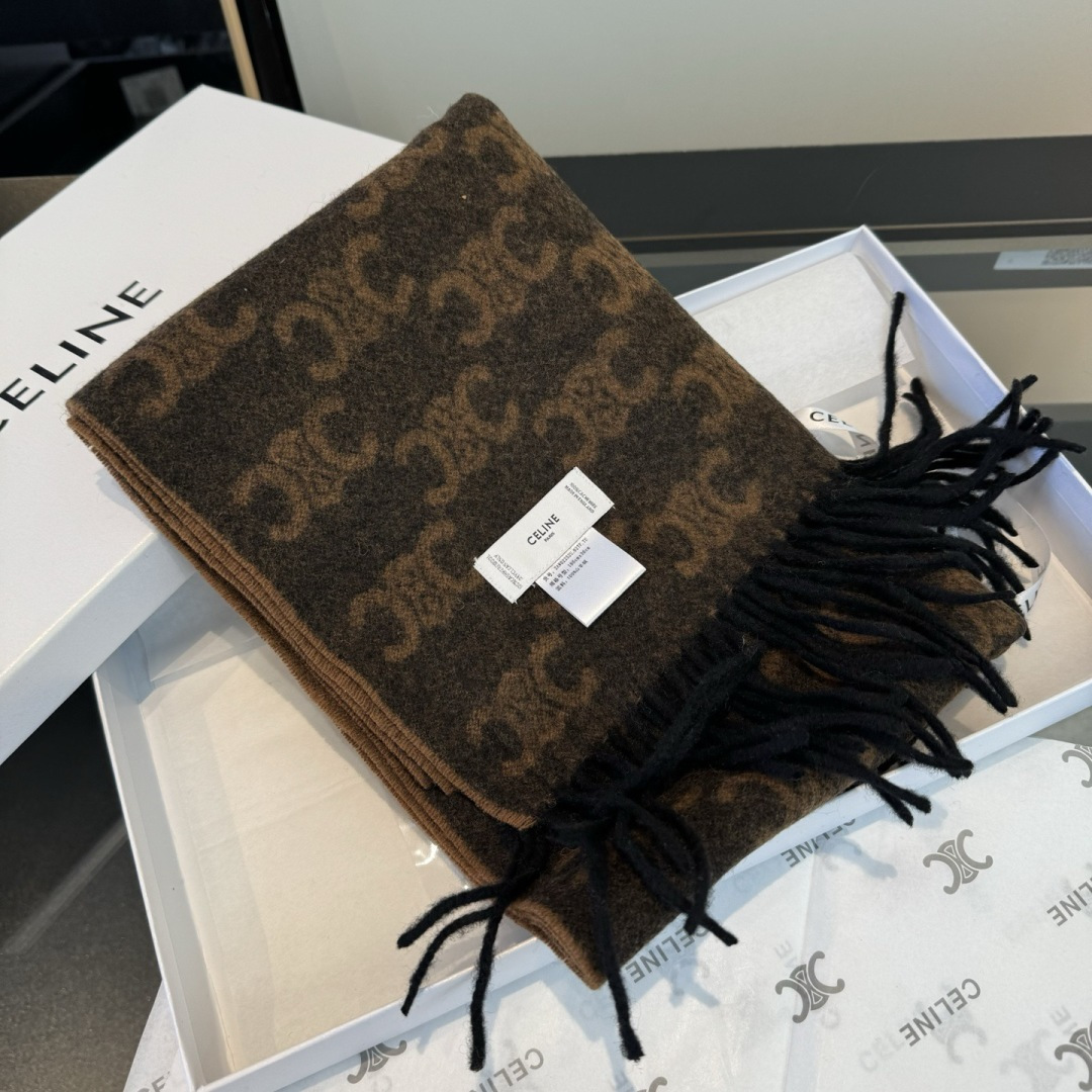 Celine 2015年CELINE凯旋门散林老花羊绒终于 了……很多宝宝要的 来啦 羊绒的质地戴起来软乎乎超舒服 双面明暗对比色