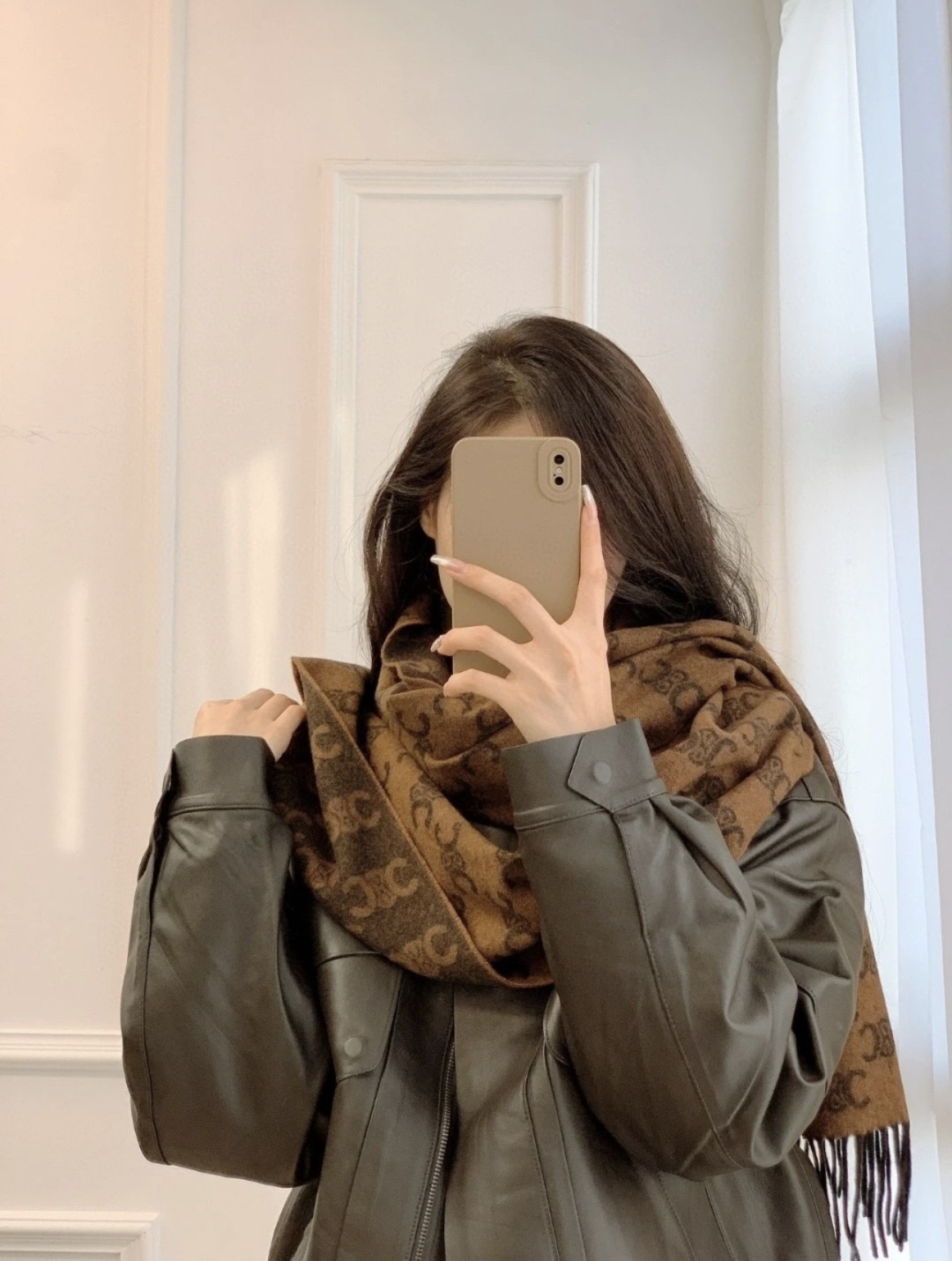 Celine 2015年CELINE凯旋门散林老花羊绒终于 了……很多宝宝要的 来啦 羊绒的质地戴起来软乎乎超舒服 双面明暗对比色