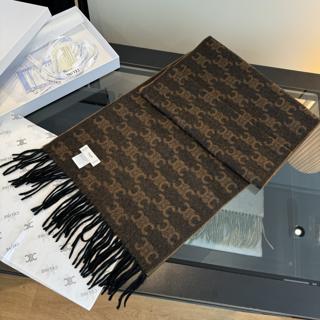 Celine 2015年CELINE凯旋门散林老花羊绒终于 了……很多宝宝要的 来啦 羊绒的质地戴起来软乎乎超舒服 双面明暗对比色