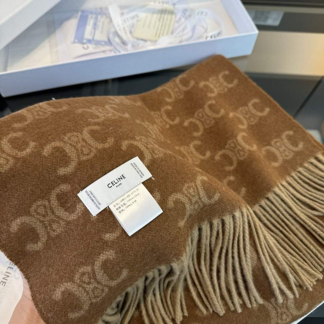 Celine 2015年CELINE凯旋门散林老花羊绒终于 了……很多宝宝要的 来啦 羊绒的质地戴起来软乎乎超舒服 双面明暗对比色