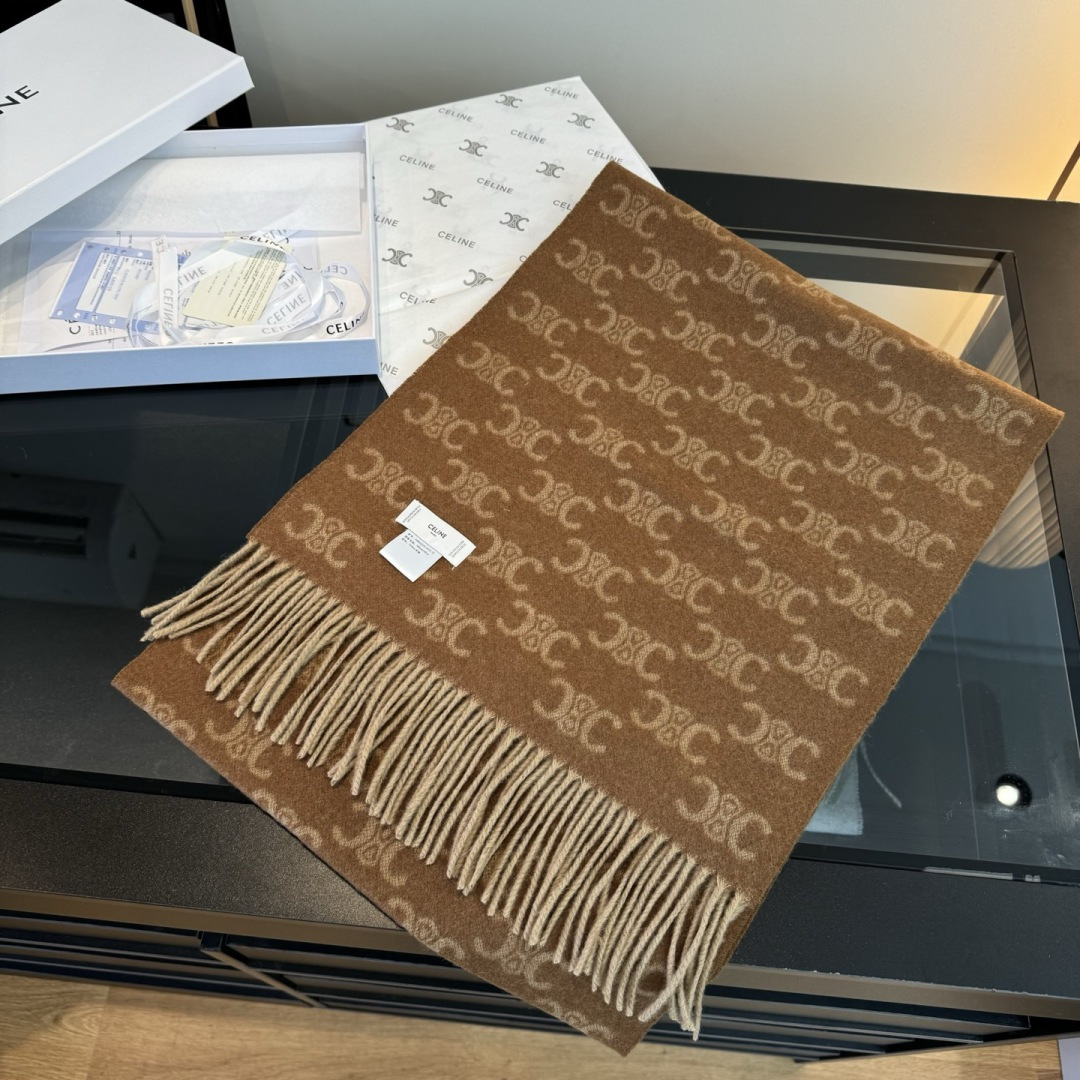 Celine 2015年CELINE凯旋门散林老花羊绒终于 了……很多宝宝要的 来啦 羊绒的质地戴起来软乎乎超舒服 双面明暗对比色
