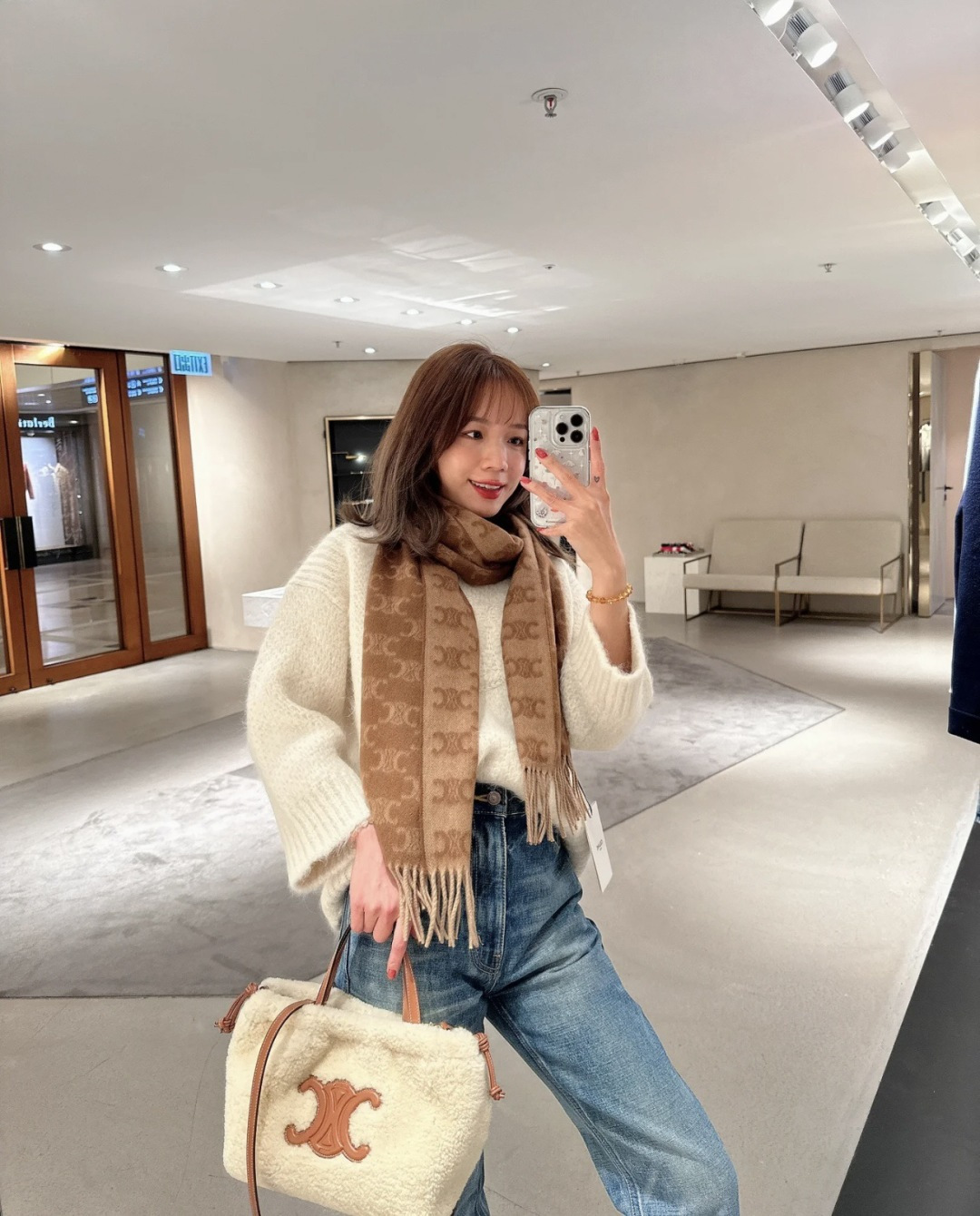 💰150¥
2015年CELINE凯旋门散林老花羊绒终于出货了……很多宝宝要的上身图来啦!羊绒的质地戴起来软乎乎超舒服!双面明暗对比色,围起来不会那么单调.冬秋季必入款材料超级亲肤柔软,超级无敌百搭又显白,的绝配仙女们🉑️冲!!浅栗色和巧克力二色可选;尺寸36x190:材料100 %羊绒。