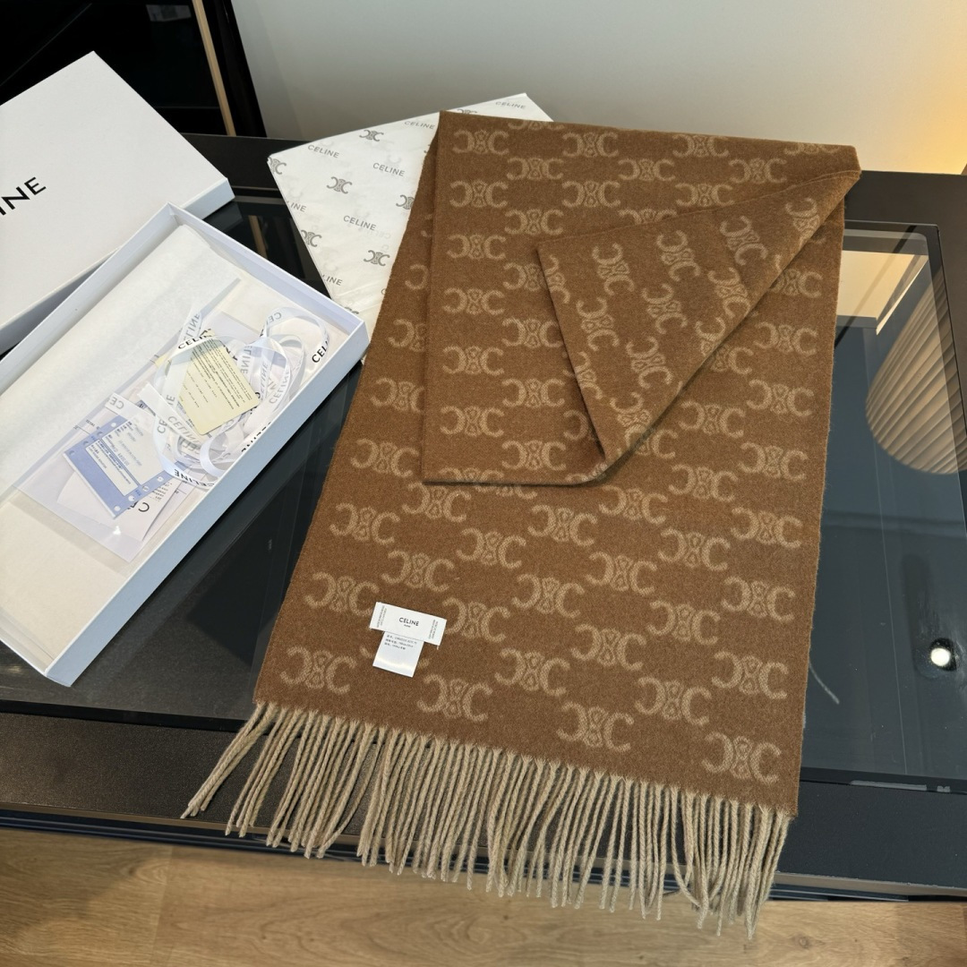 Celine 2015年CELINE凯旋门散林老花羊绒终于 了……很多宝宝要的 来啦 羊绒的质地戴起来软乎乎超舒服 双面明暗对比色