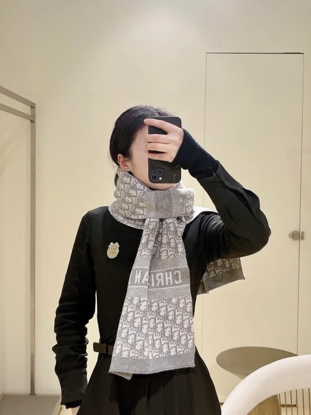 NO:587026,Dior · Big D's classic autumn and winter knitted double-sided jacquard style. High-end designers consider the upper body effect and color saturation in color matching, and the color will be rich and deep. This style is equipped with high-end custom-made full color matching. This thickness can perfectly express economy, and the strength and softness of lines and surfaces are fully expressed. 30*200cm cashmere long scarf high version scarf, high version scarf, dior, dior19860909Dior · 大D家经典秋冬款针织双面提花风格,高端设计师配色均考虑上身效果和色彩饱和度,色泽会浓郁而深.此款配以高端定制套色饱满,这样的厚度能完美的表现济,线条与面的力度及柔美被表现的淋漓尽致30*200cm 羊绒长巾高版本围巾,高版本围巾,dior,dior,scarf