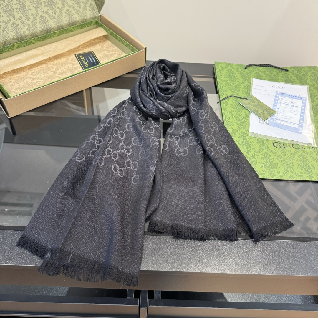 NO:587008,'Logo double-sided long scarf' silver gray size 70*180cm material 70 wool 30 silk simple and capable small g letter double-sided jacquard, silk fabric is light and soft, not heavy, very textured. Unisex style, salty or sweet, recommended for all seasons. High version scarf, high version scarf, real silk19860909《 标识双面长巾》银灰色 尺寸70*180cm 材质70羊毛 30真丝 精简干练小g字母双面色提花,真丝面料轻薄柔软 不厚重,很显质感哦 男女通用款,可盐可甜四季推荐 高版本围巾,高版本围巾,real silk,scarf