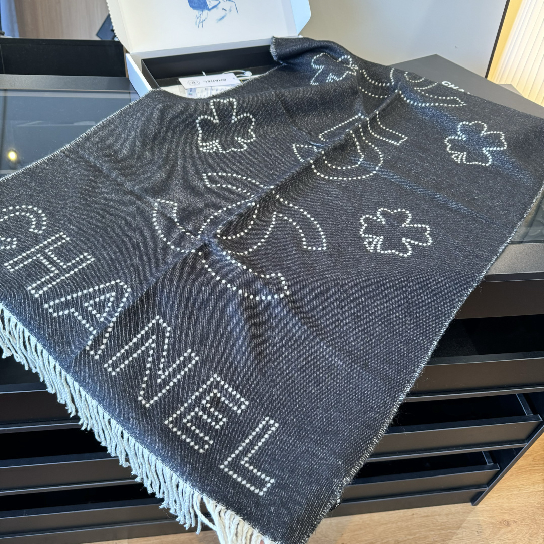 Chanel 2024年 香家 高级舒适 气质 相信我的就收吧 这款触动内心的柔美围巾 围巾配有光影下非常漂亮一般 做不出这样的款