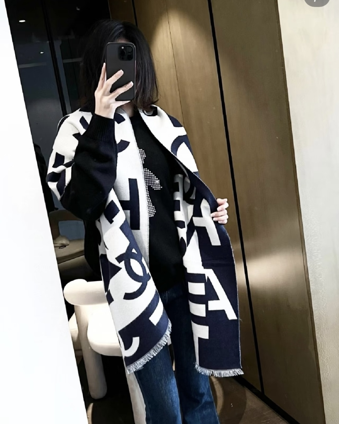 Chanel 2025最爆火的chanel 大号Logo的披肩 双面设计体验不同风格穿搭 一面满纹大号双C