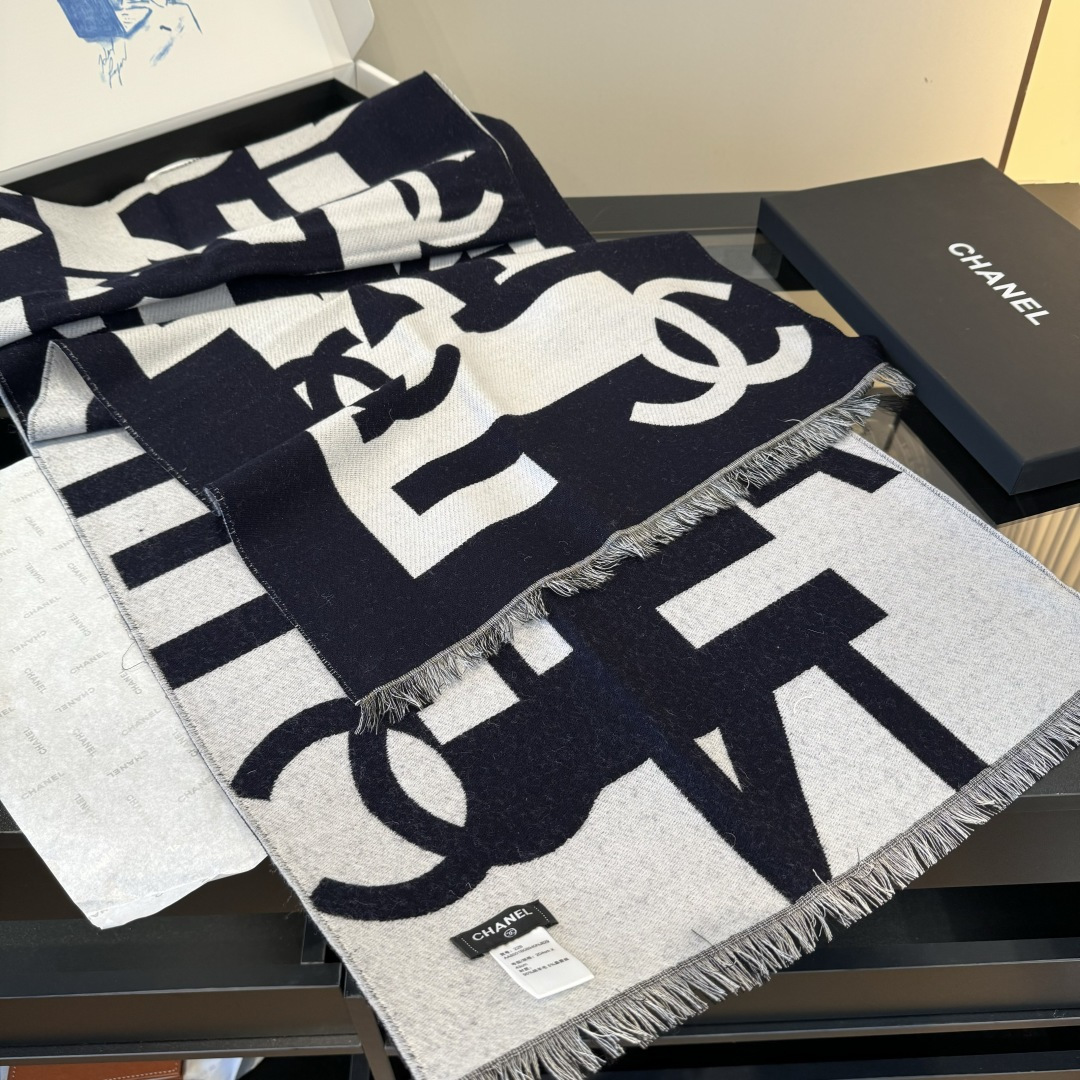Chanel 2025最爆火的chanel 大号Logo的披肩 双面设计体验不同风格穿搭 一面满纹大号双C