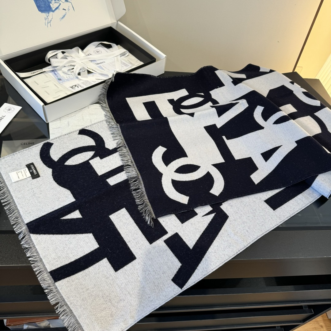 Chanel 2025最爆火的chanel 大号Logo的披肩 双面设计体验不同风格穿搭 一面满纹大号双C
