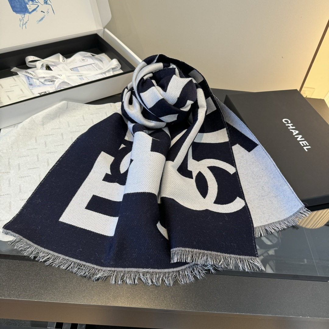 Chanel 2025最爆火的chanel 大号Logo的披肩 双面设计体验不同风格穿搭 一面满纹大号双C