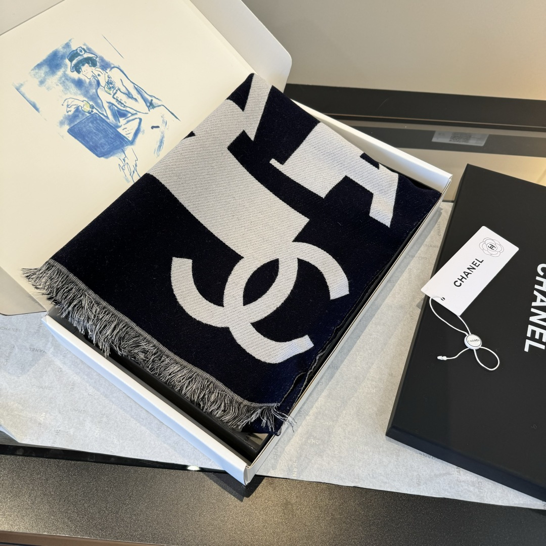 Chanel 2025最爆火的chanel 大号Logo的披肩 双面设计体验不同风格穿搭 一面满纹大号双C