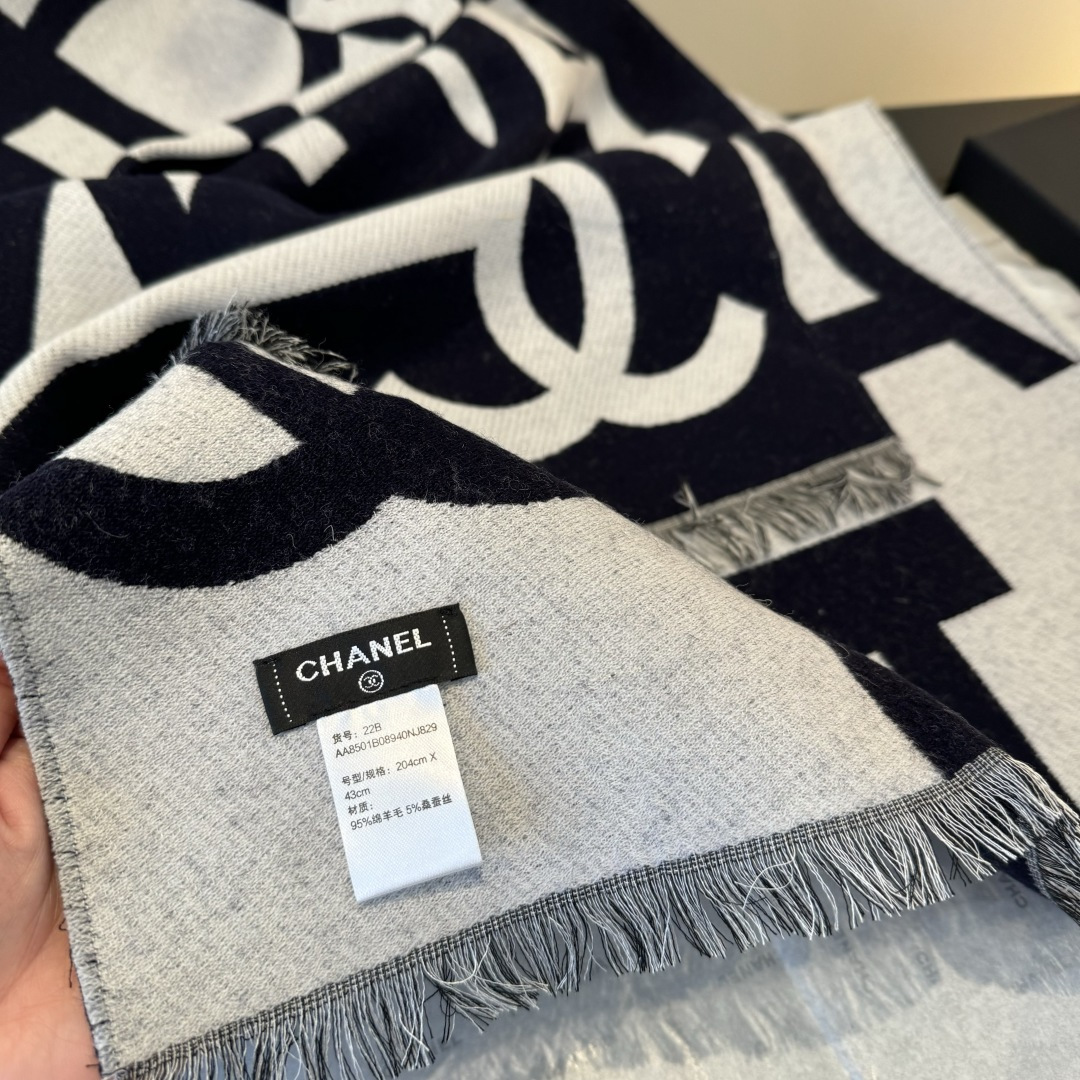 Chanel 2025最爆火的chanel 大号Logo的披肩 双面设计体验不同风格穿搭 一面满纹大号双C