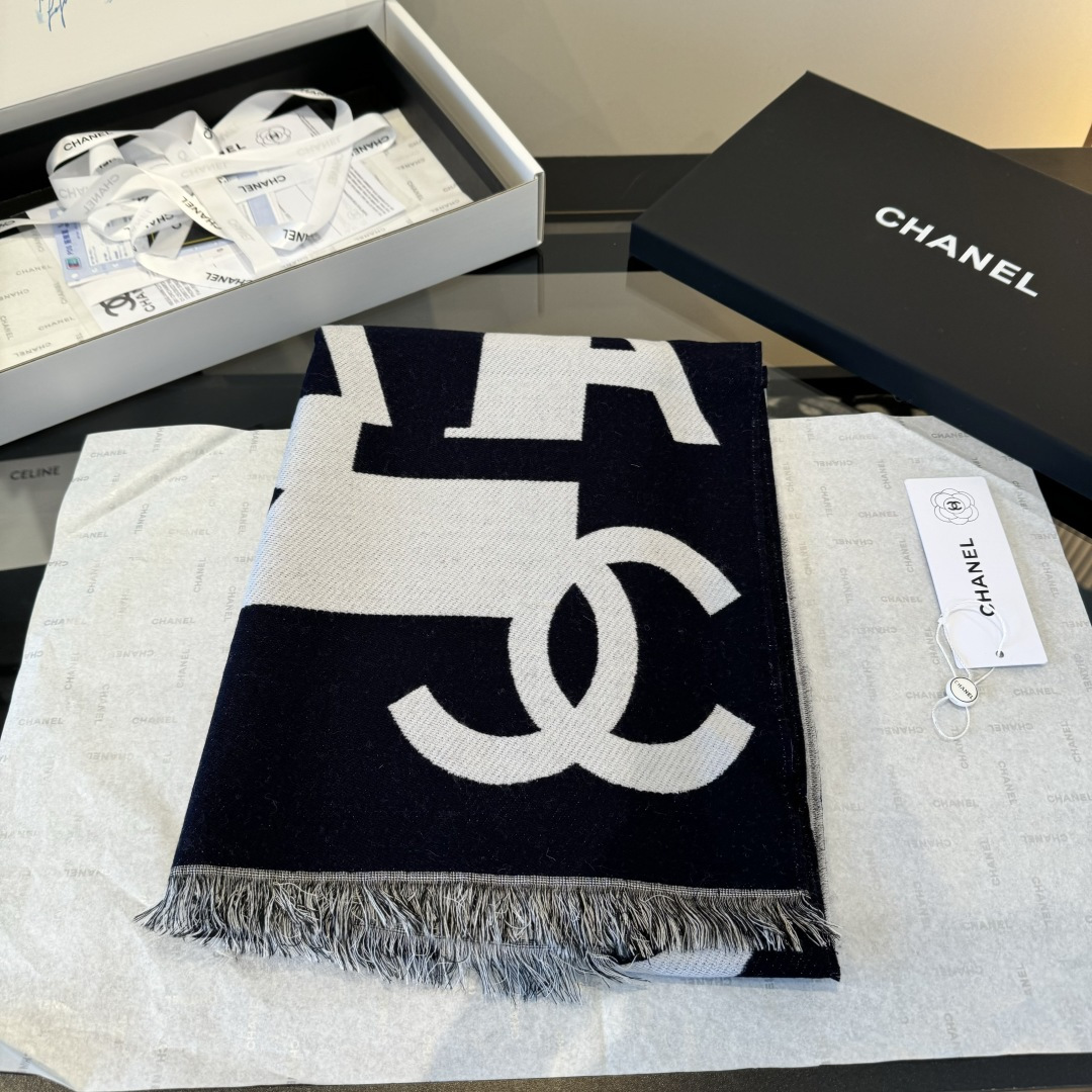 Chanel 2025最爆火的chanel 大号Logo的披肩 双面设计体验不同风格穿搭 一面满纹大号双C