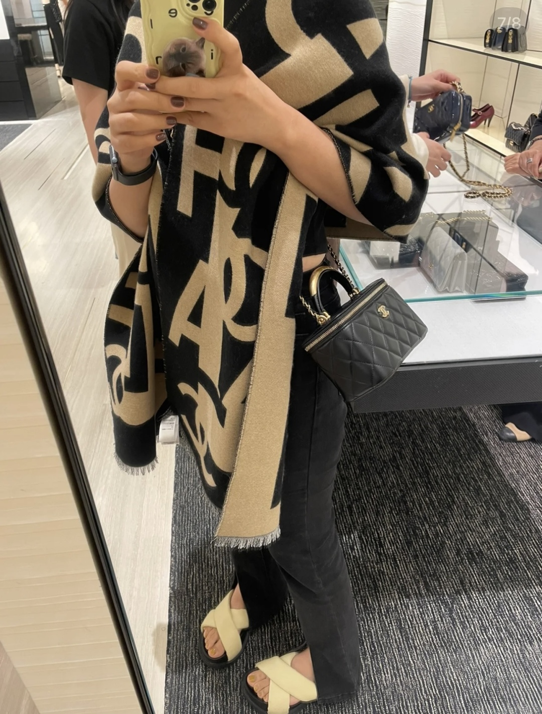 Chanel 2025最爆火的chanel 大号Logo的披肩 双面设计体验不同风格穿搭 一面满纹大号双C