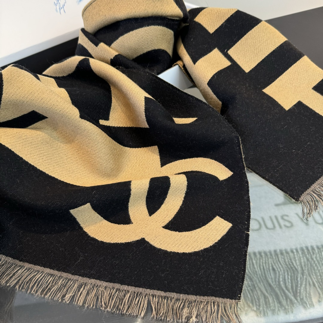 Chanel 2025最爆火的chanel 大号Logo的披肩 双面设计体验不同风格穿搭 一面满纹大号双C