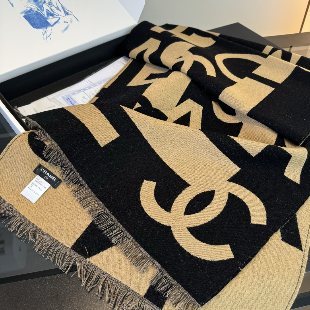 Chanel 2025最爆火的chanel 大号Logo的披肩 双面设计体验不同风格穿搭 一面满纹大号双C