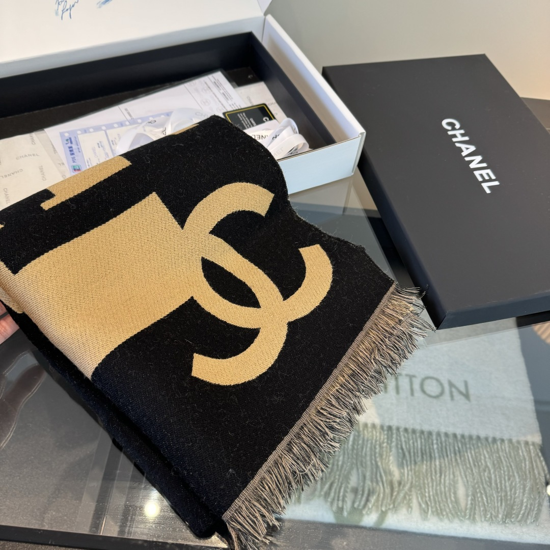 Chanel 2025最爆火的chanel 大号Logo的披肩 双面设计体验不同风格穿搭 一面满纹大号双C