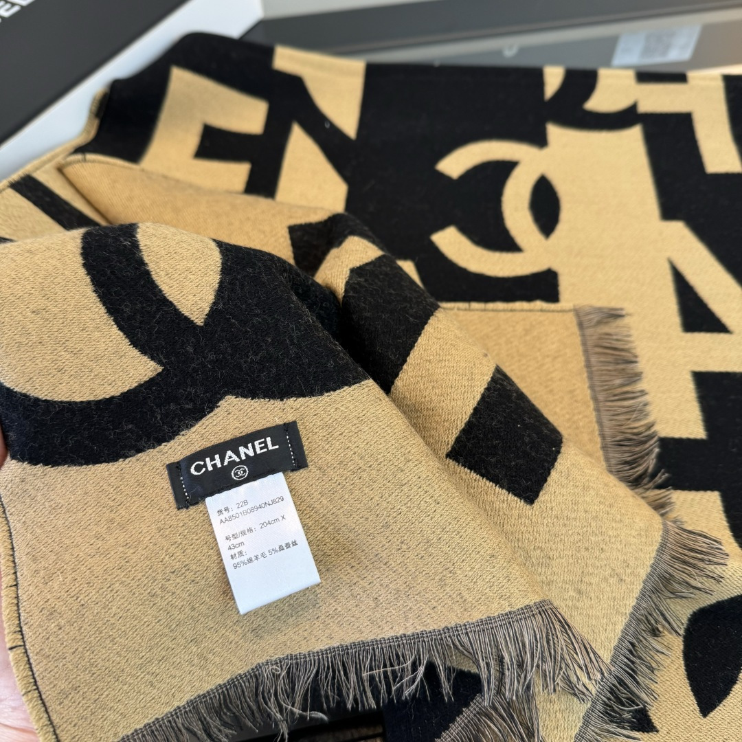 Chanel 2025最爆火的chanel 大号Logo的披肩 双面设计体验不同风格穿搭 一面满纹大号双C