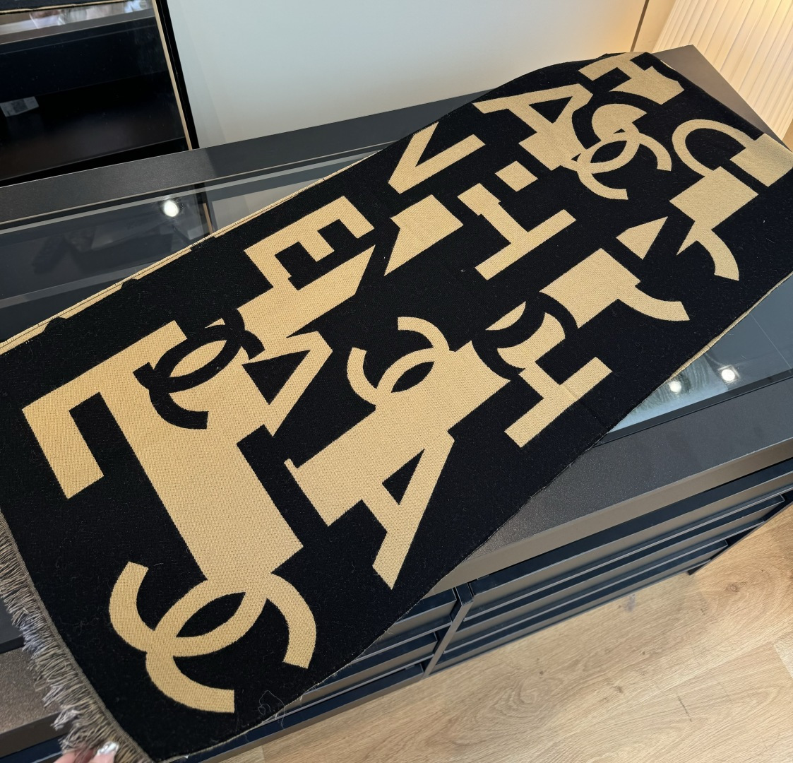 Chanel 2025最爆火的chanel 大号Logo的披肩 双面设计体验不同风格穿搭 一面满纹大号双C