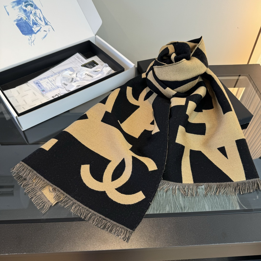 Chanel 2025最爆火的chanel 大号Logo的披肩 双面设计体验不同风格穿搭 一面满纹大号双C