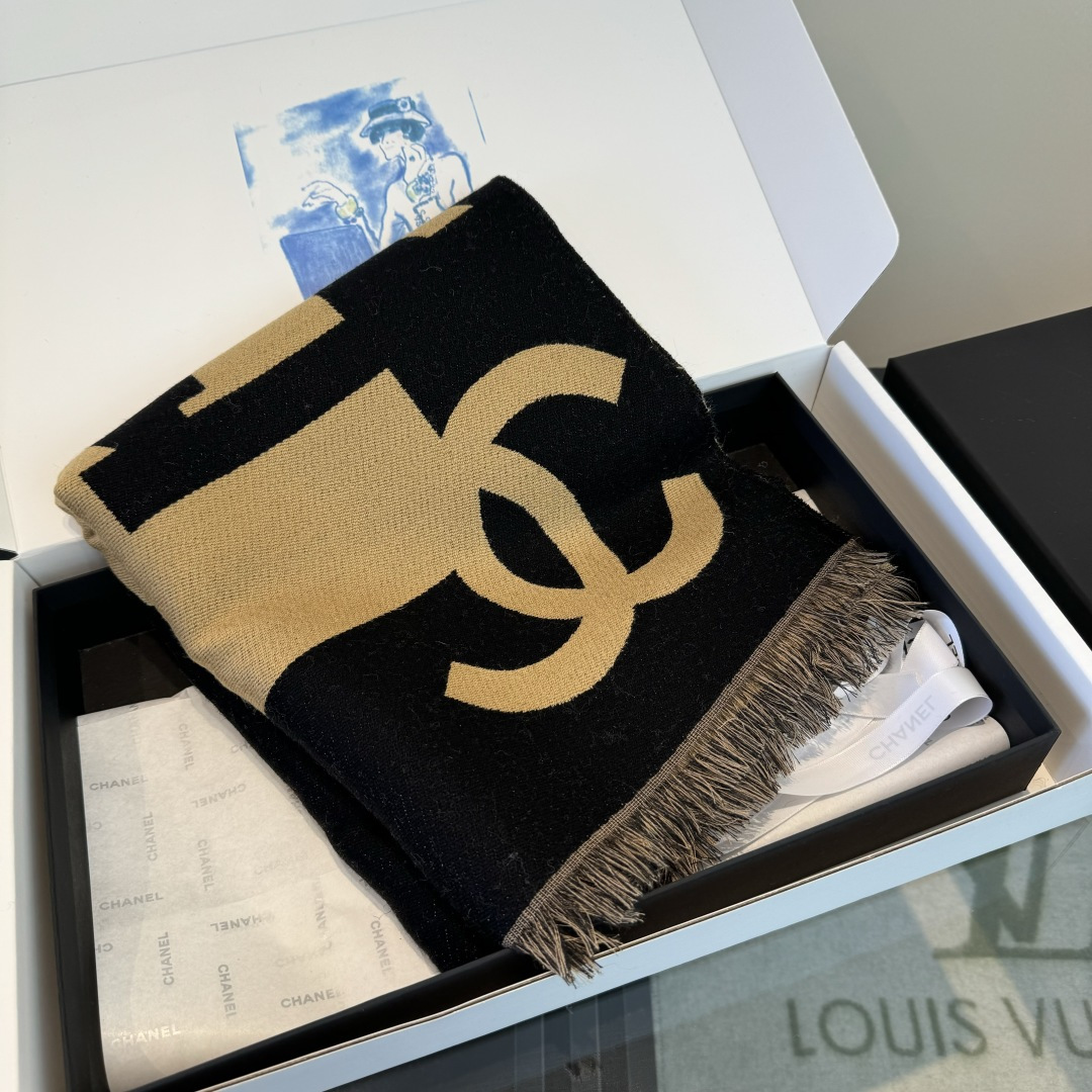 Chanel 2025最爆火的chanel 大号Logo的披肩 双面设计体验不同风格穿搭 一面满纹大号双C