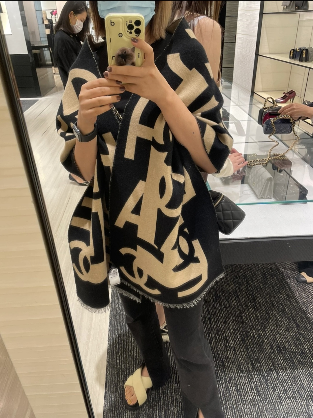 Chanel 2025最爆火的chanel 大号Logo的披肩 双面设计体验不同风格穿搭 一面满纹大号双C