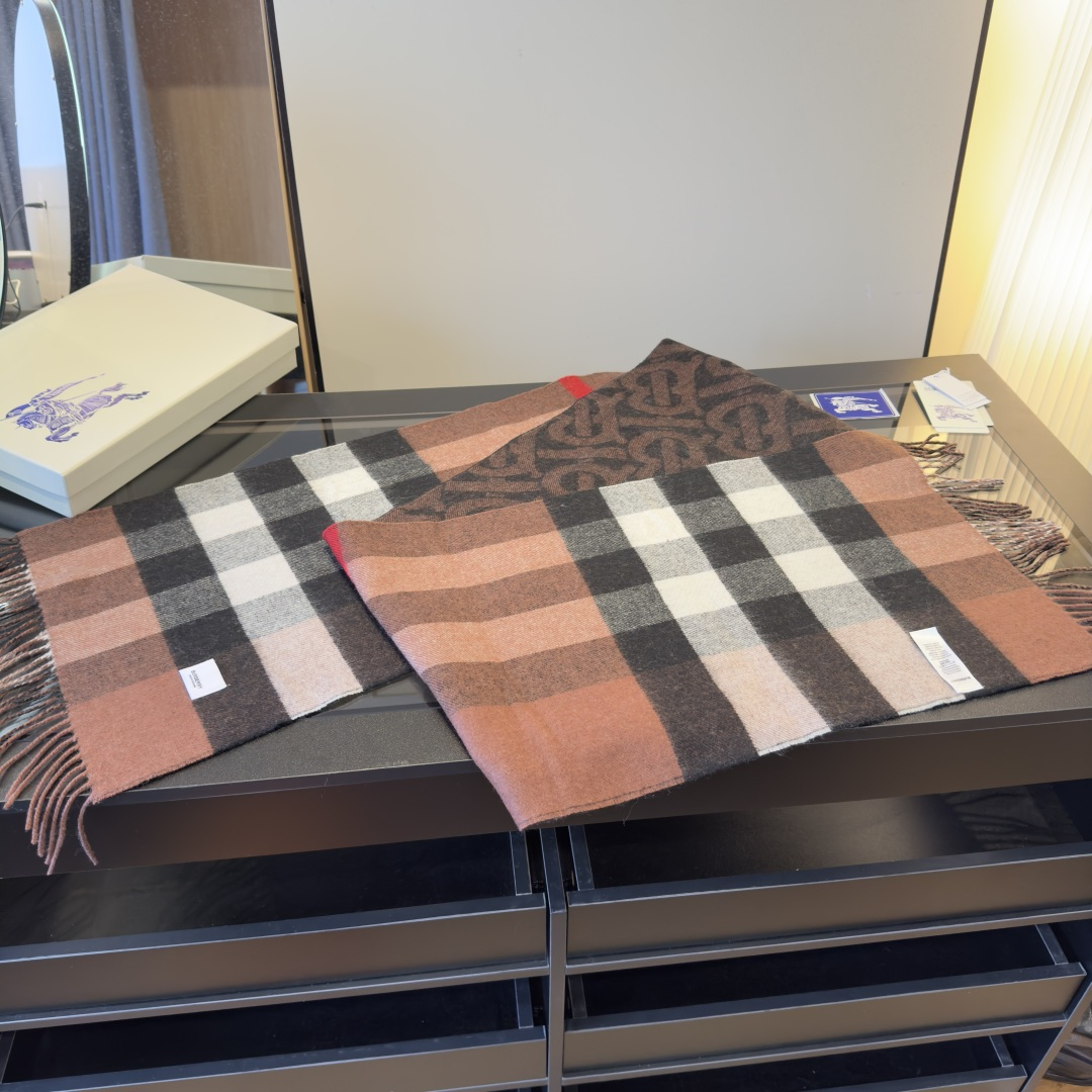 Burberry 𝐁𝐮𝐫𝐛𝐞𝐫𝐫𝐲 双面格纹拼TB围巾