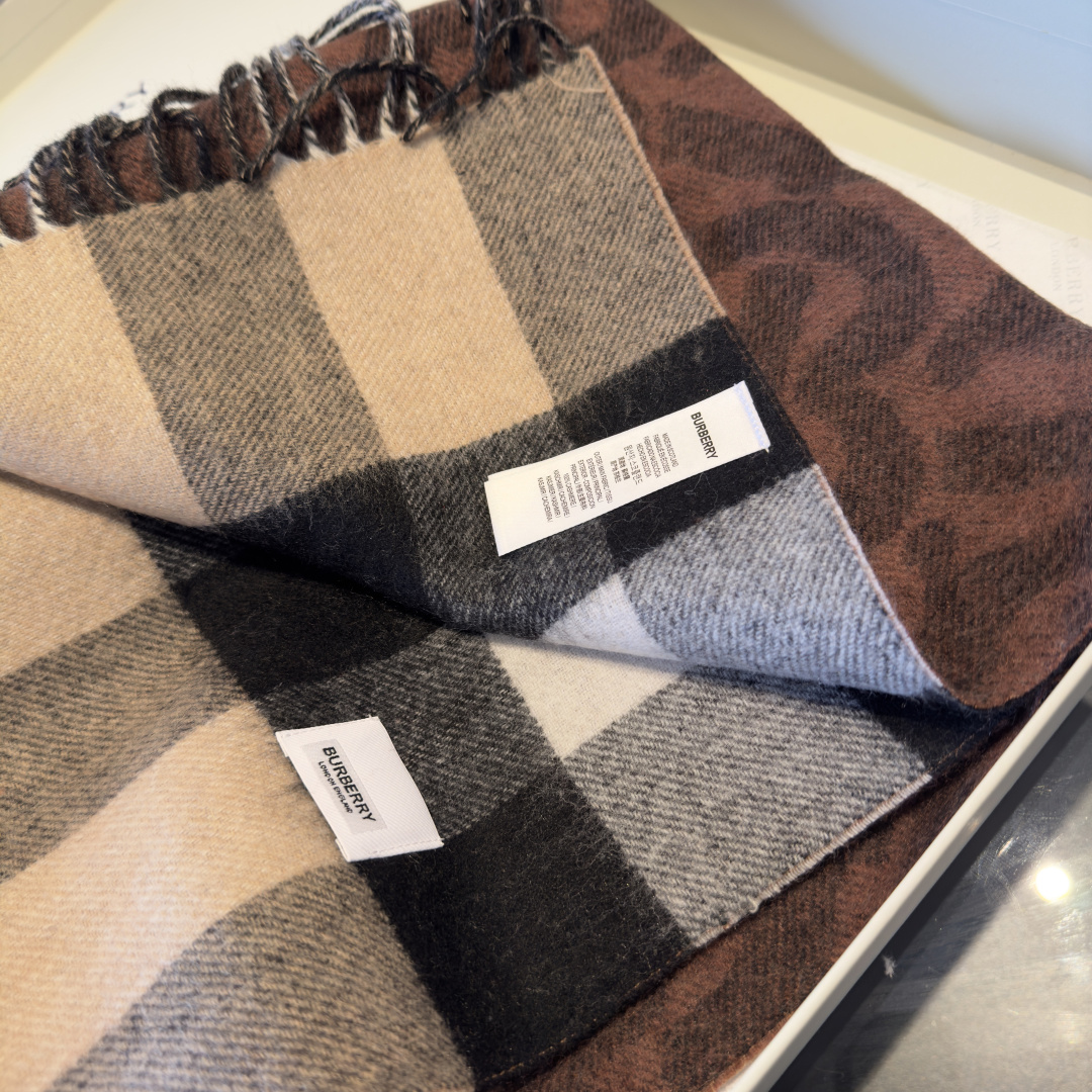 Burberry 𝐁𝐮𝐫𝐛𝐞𝐫𝐫𝐲 双面格纹拼TB围巾