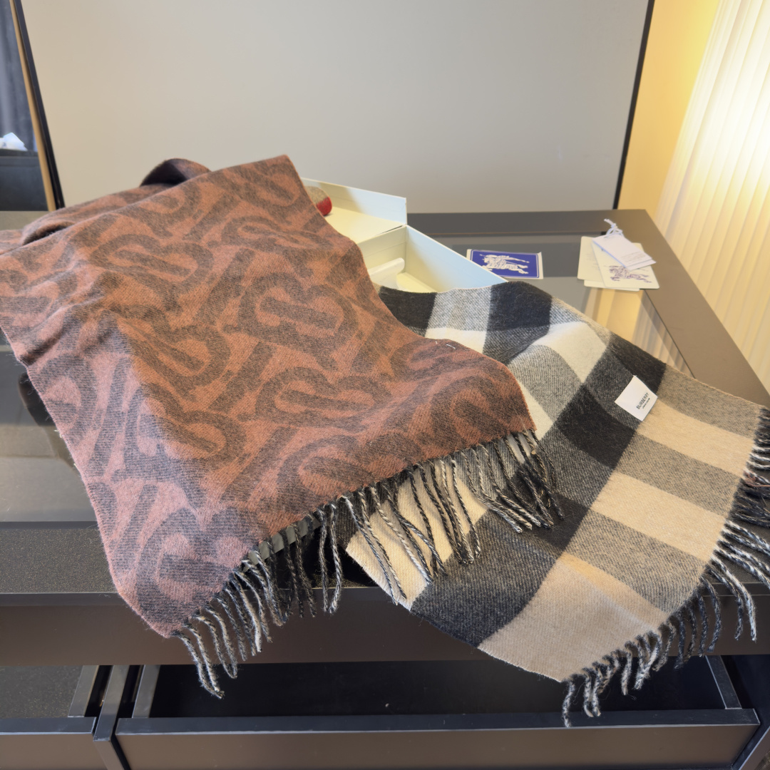 Burberry 𝐁𝐮𝐫𝐛𝐞𝐫𝐫𝐲 双面格纹拼TB围巾
