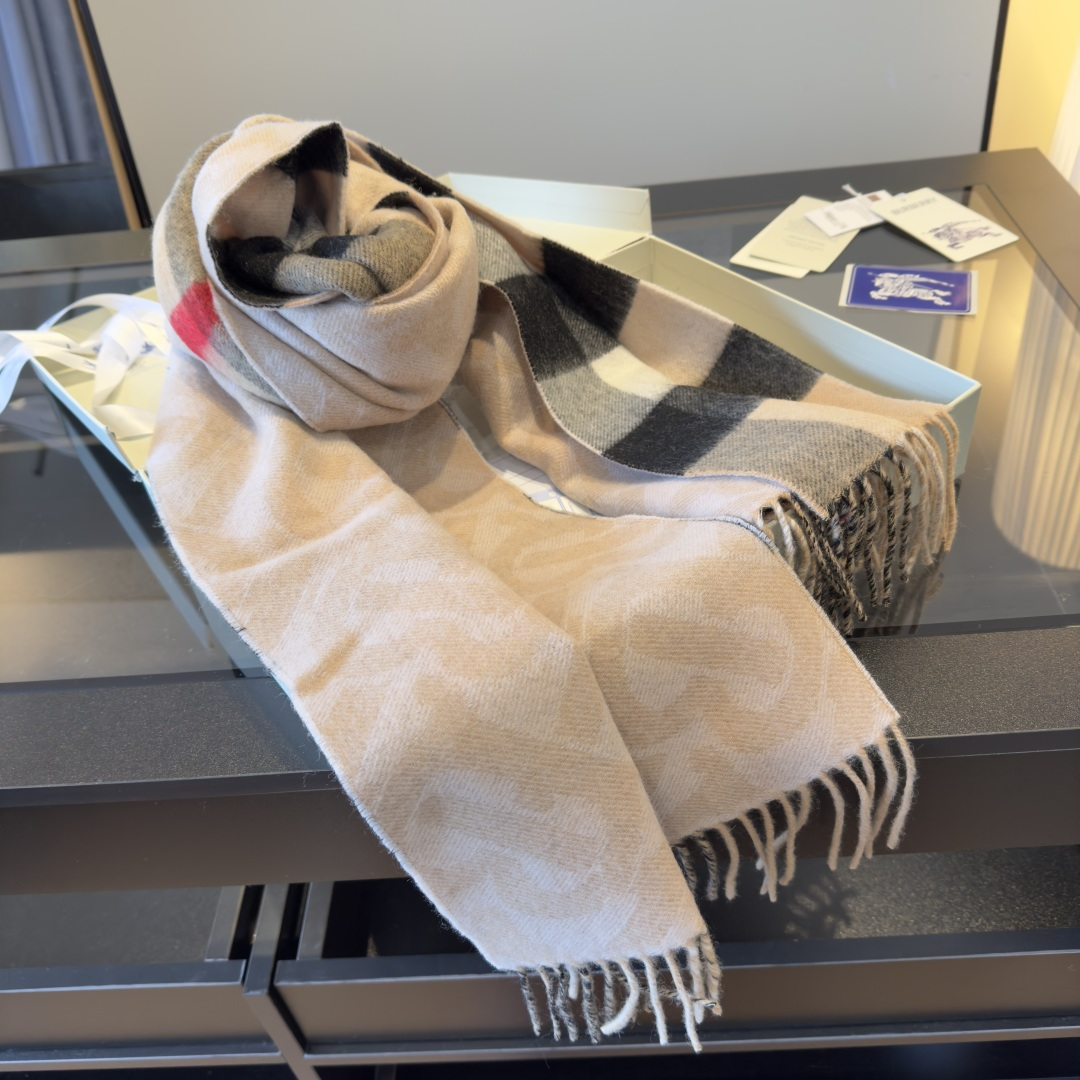 Burberry 𝐁𝐮𝐫𝐛𝐞𝐫𝐫𝐲 双面格纹拼TB围巾