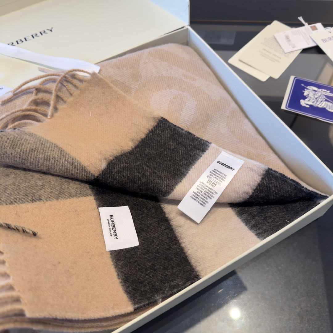 Burberry 𝐁𝐮𝐫𝐛𝐞𝐫𝐫𝐲 双面格纹拼TB围巾